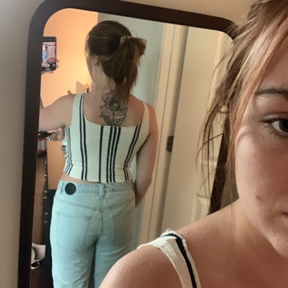 Cropped Tank Top - Picture 2 of 3